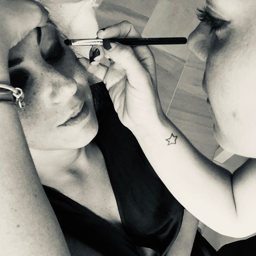 Marta maquillando a una clienta