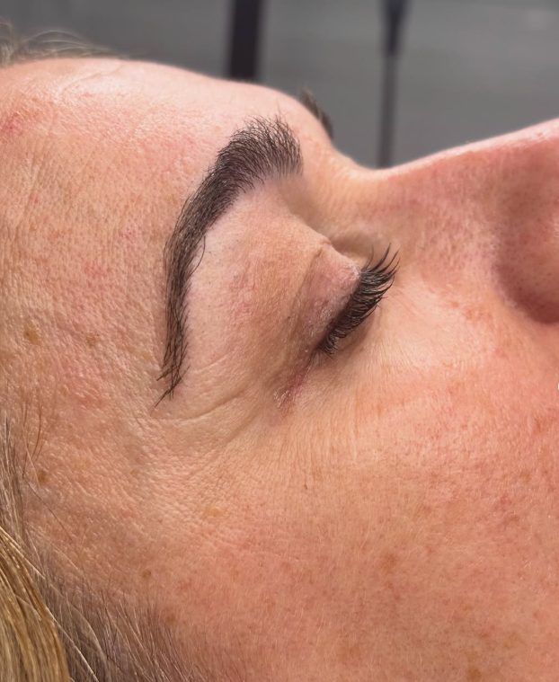 Trabajo de laminado de cejas